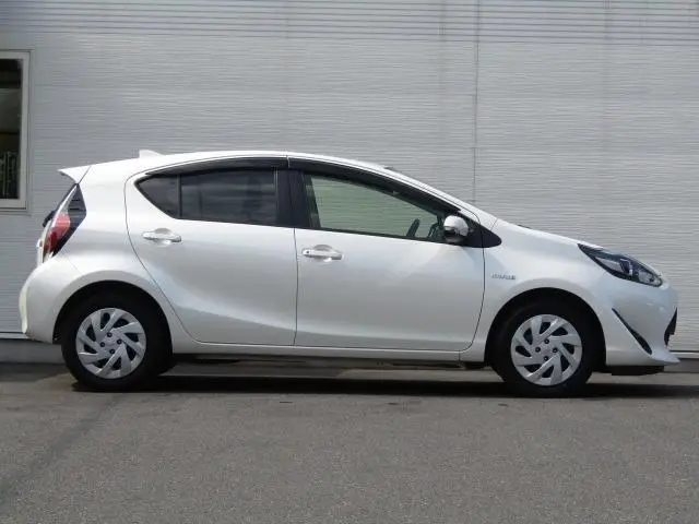 2018 Toyota Aqua Hybrid for sale in Kenya by Best Cars for sale in Kenya LTD.